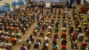 Candidatos fazendo provas de concursos