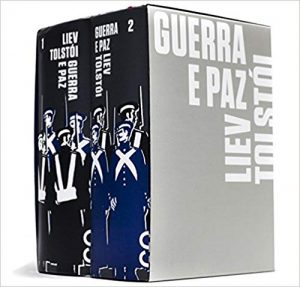 Box com o Livro Guerra e Paz em dois volumes. 